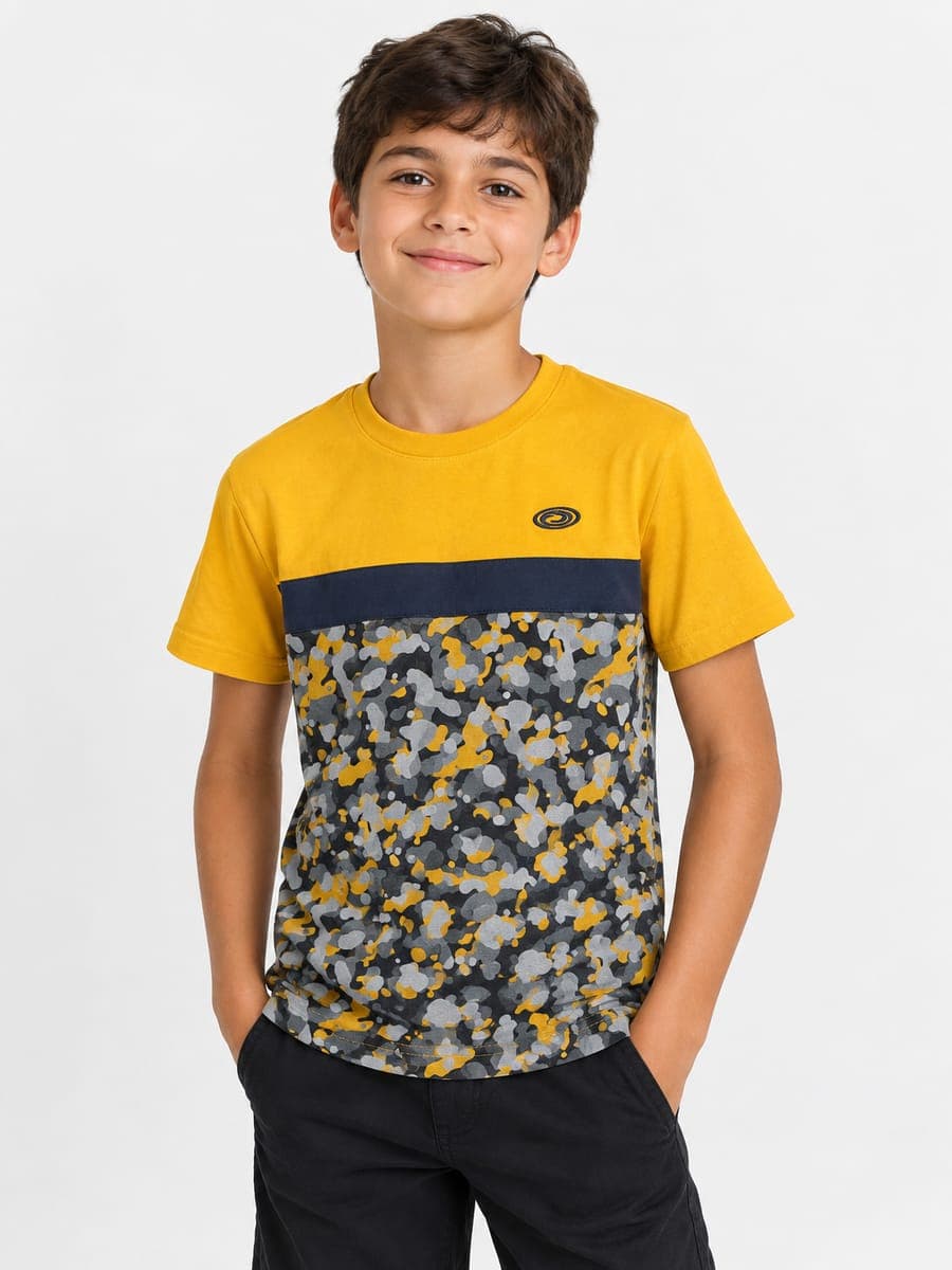 Niño con la t-shirt camuflada amarilla