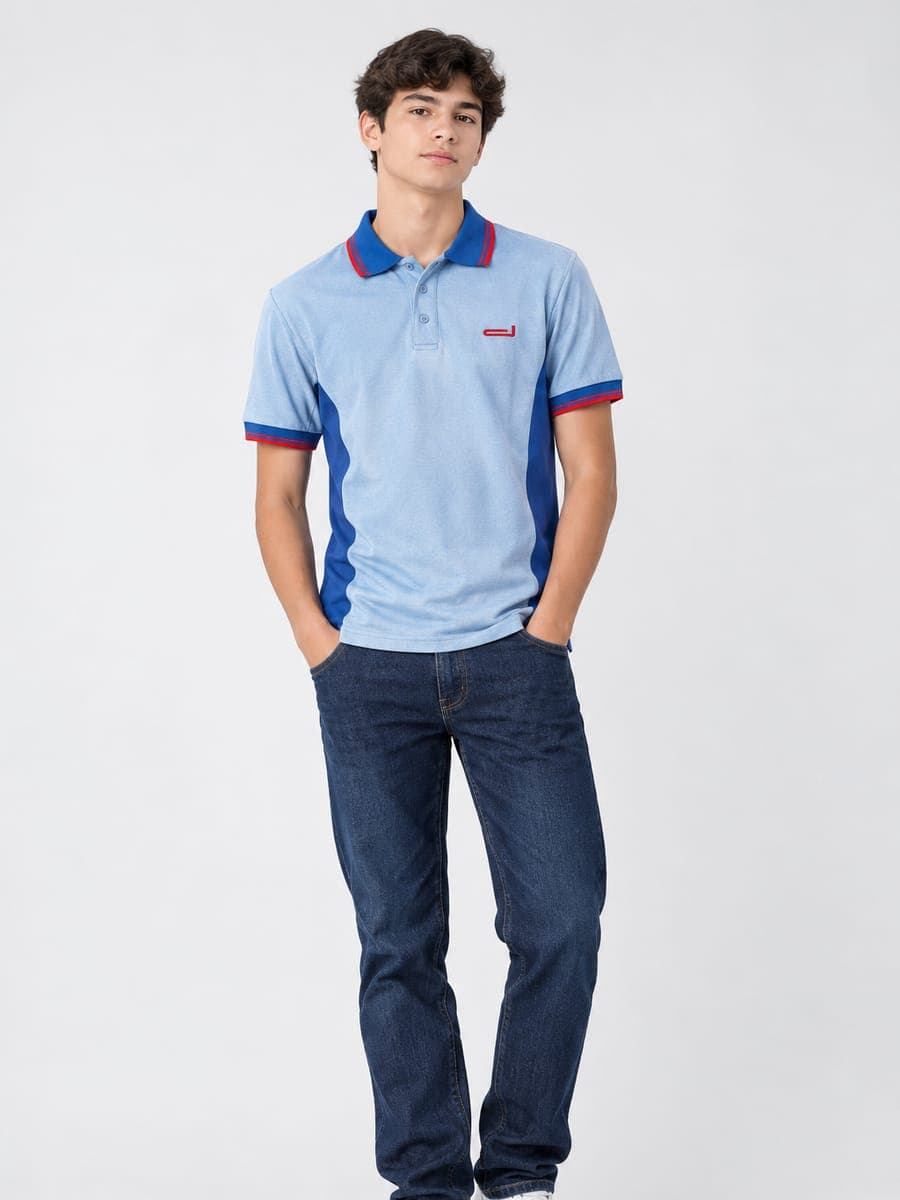 Joven con el polo piqué celeste