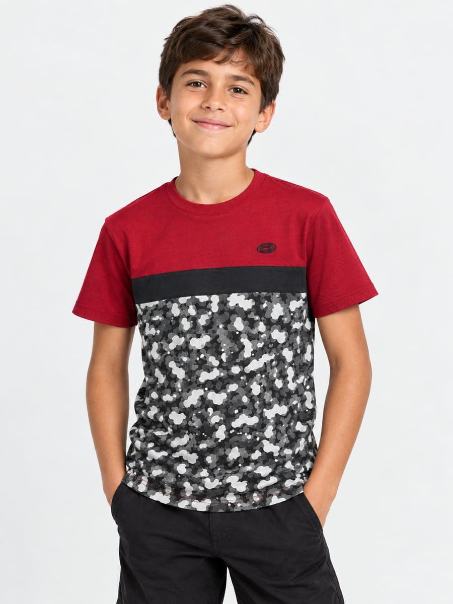 Niño con la t-shirt camuflada roja